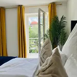 Filmap-charmant-modern-zentral-balkon-beamer-spieletisch דירה *