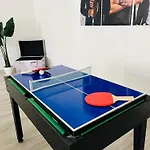 Filmap-charmant-modern-zentral-balkon-beamer-spieletisch דירה