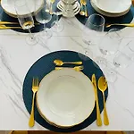 Filmap-charmant-modern-zentral-balkon-beamer-spieletisch דירה *