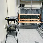 Filmap-charmant-modern-zentral-balkon-beamer-spieletisch *
