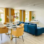 Filmap-charmant-modern-zentral-balkon-beamer-spieletisch