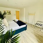 דירה Filmap-charmant-modern-zentral-balkon-beamer-spieletisch