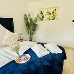 Filmap-charmant-modern-zentral-balkon-beamer-spieletisch דירה *