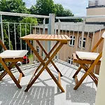 דירה Filmap-charmant-modern-zentral-balkon-beamer-spieletisch