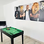Filmap-charmant-modern-zentral-balkon-beamer-spieletisch *