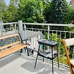 Filmap-charmant-modern-zentral-balkon-beamer-spieletisch דירה *