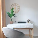 Filmap-charmant-modern-zentral-balkon-beamer-spieletisch *