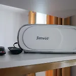 Filmap-charmant-modern-zentral-balkon-beamer-spieletisch *