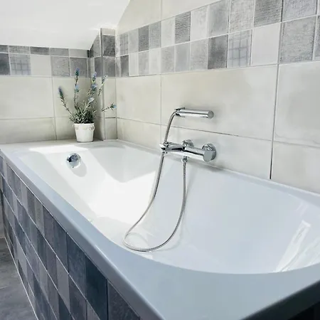 Filmap-charmant-modern-zentral-balkon-beamer-spieletisch *