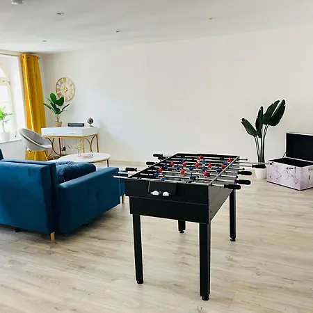 Apartment Filmap-charmant-modern-zentral-balkon-beamer-spieletisch *