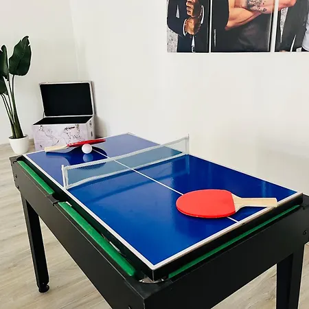 Filmap-charmant-modern-zentral-balkon-beamer-spieletisch Apartment