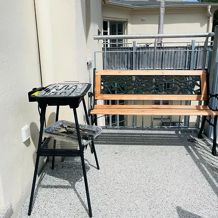 Filmap-charmant-modern-zentral-balkon-beamer-spieletisch *