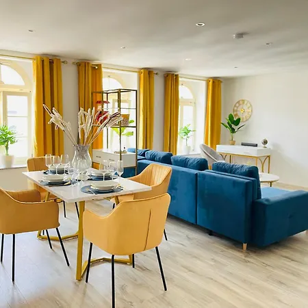 Filmap-charmant-modern-zentral-balkon-beamer-spieletisch