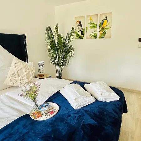 Filmap-charmant-modern-zentral-balkon-beamer-spieletisch Apartment *
