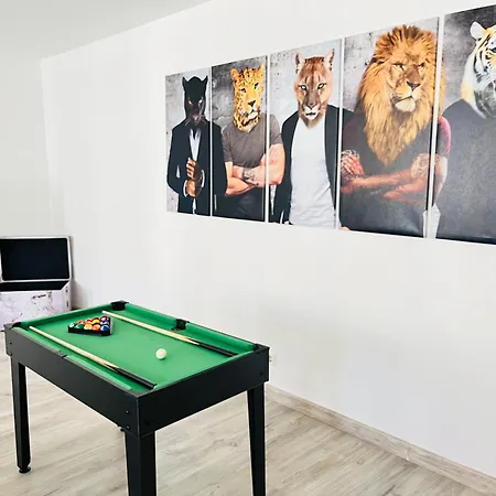 Filmap-charmant-modern-zentral-balkon-beamer-spieletisch *