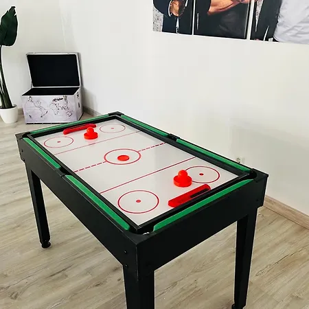 Apartment Filmap-charmant-modern-zentral-balkon-beamer-spieletisch *
