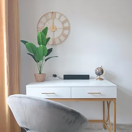 Filmap-charmant-modern-zentral-balkon-beamer-spieletisch *