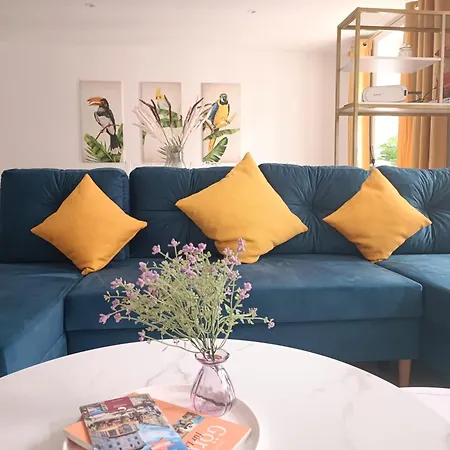 Apartment Filmap-charmant-modern-zentral-balkon-beamer-spieletisch *