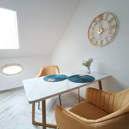 Filmap-charmant-modern-zentral-balkon-beamer-spieletisch